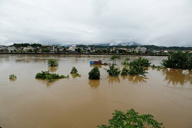 Cận cảnh nước lũ dâng cao ở "nơi con sông Hồng chảy vào đất Việt"