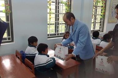 Mùa đông năm nay, học sinh nghèo ở A Lưới đã có áo ấm