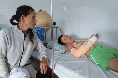 Vụ cháu 13 tuổi bị cướp tiền và đánh gãy tay: Chuyển lên bệnh viện tuyến trên