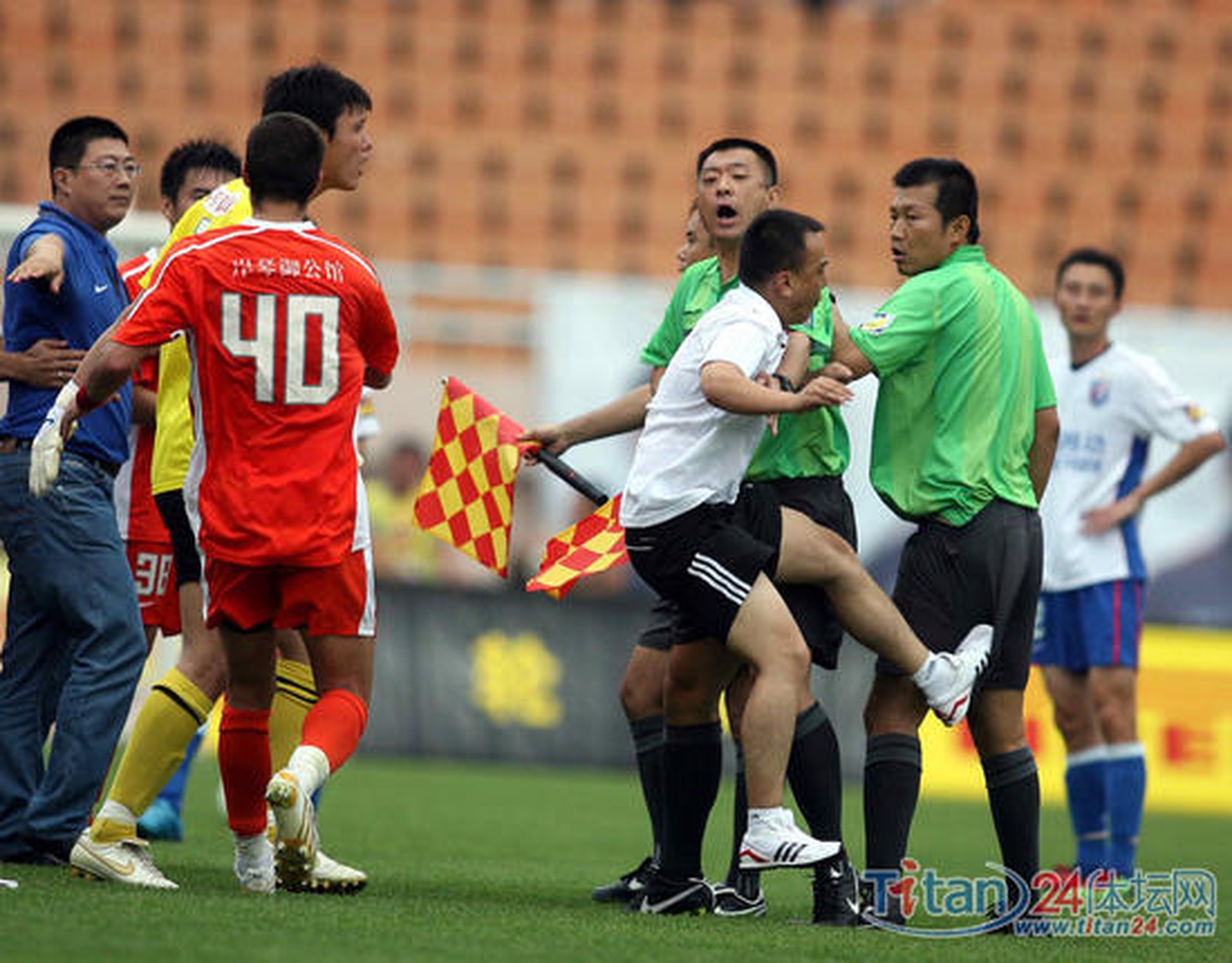 Những kẻ côn đồ đá bóng và vấn nạn của bóng đá Trung Quốc - 6