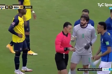 Thủ môn Alisson hai lần nhận thẻ đỏ nhưng không bị đuổi khỏi sân