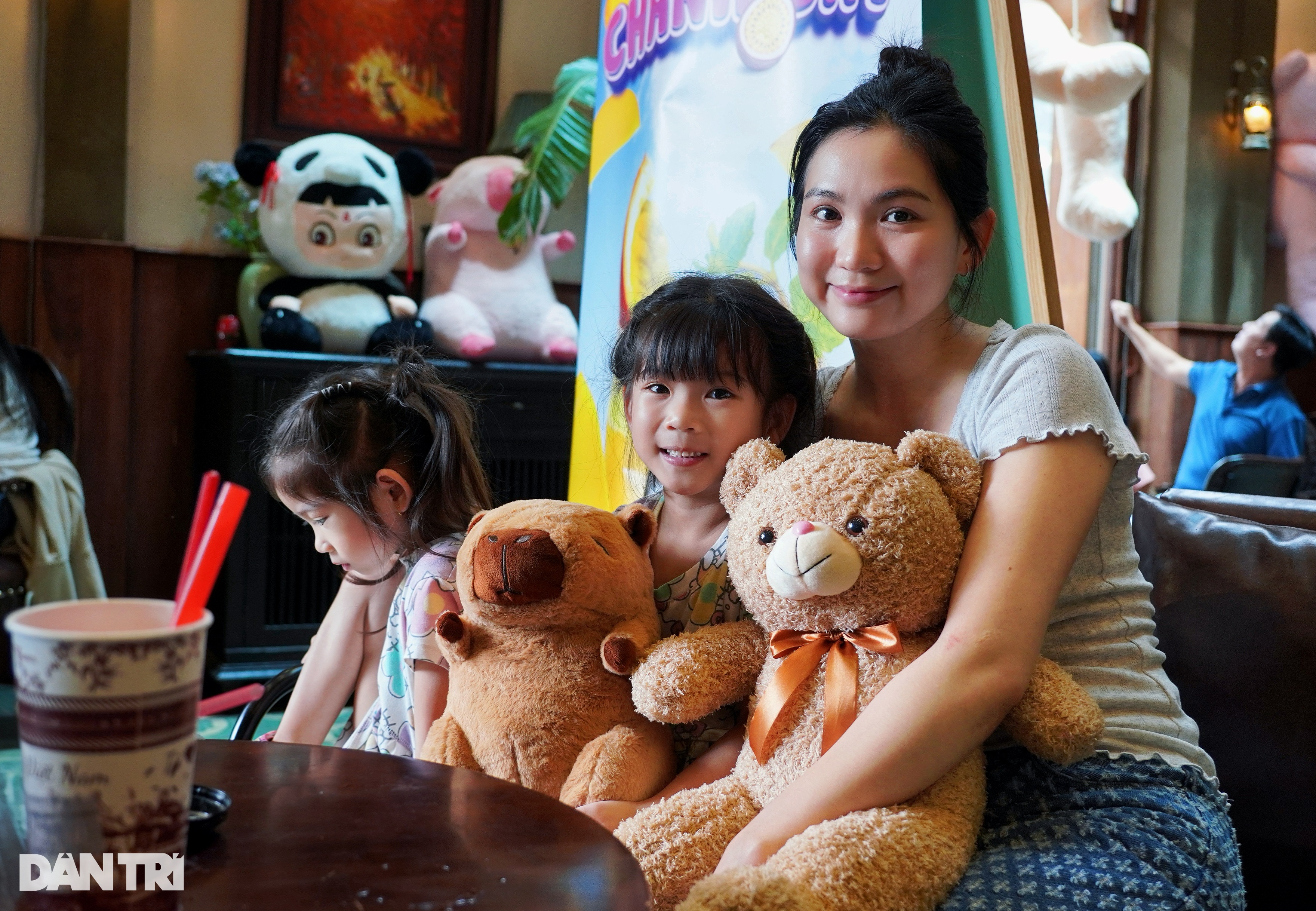 Quán cà phê treo hơn 700 con gấu bông gây sốt TPHCM, bảo vệ túc trực 24/24 - 5