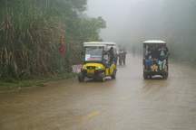 Xe điện không phép ngang nhiên hoạt động ở di tích đền Nưa - Am Tiên