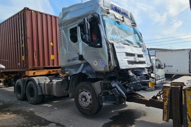Tai nạn liên hoàn trên quốc lộ ở TPHCM, nhiều ô tô bị tông biến dạng