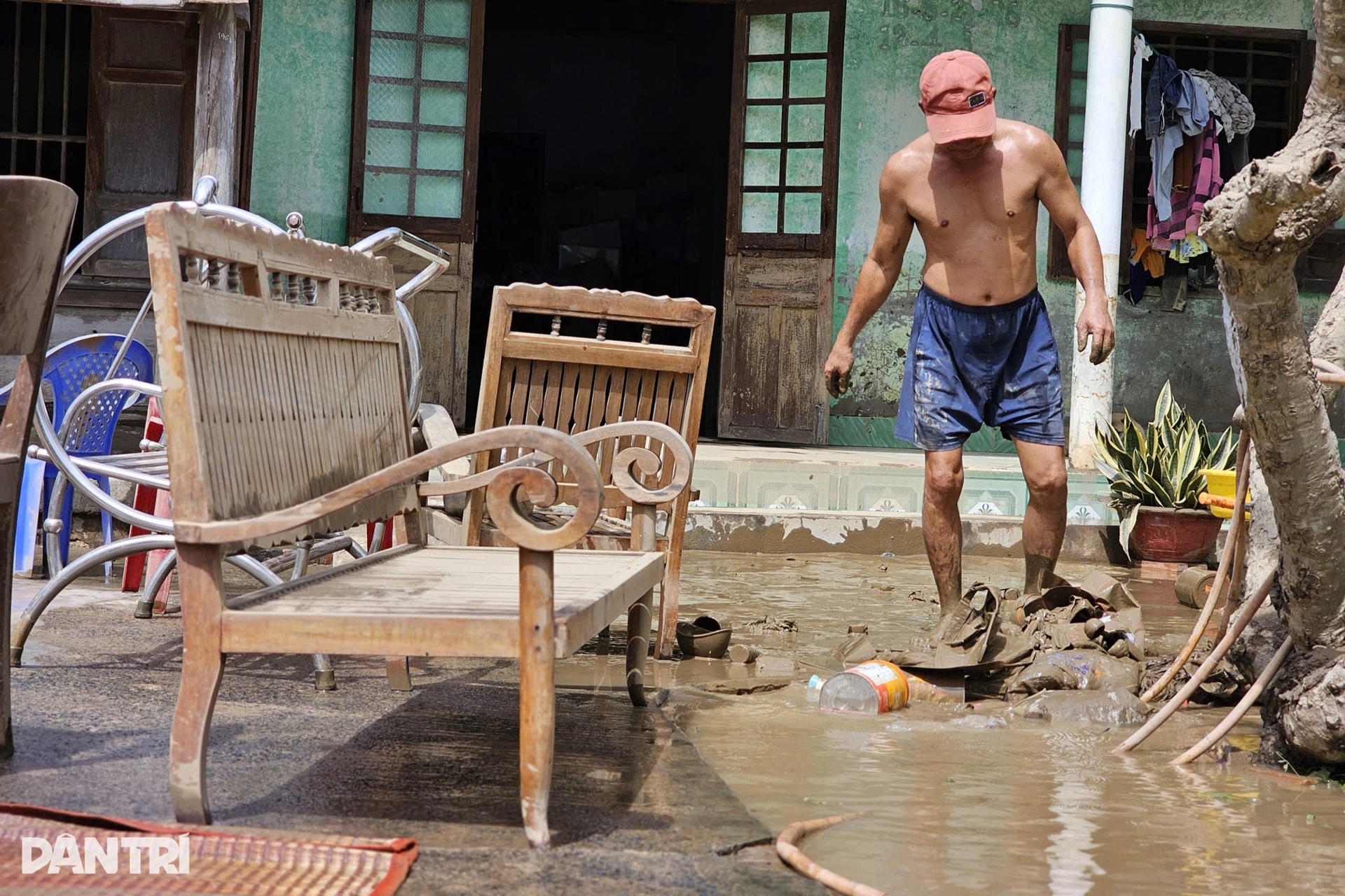 Chạy lũ về thấy nhà cửa tan hoang, tôi như muốn xỉu - 9