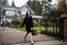 Cuộc sống giam lỏng khác lạ của bà Mạnh Vãn Chu trong biệt thự 4 triệu USD