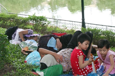 “Tan nát” những thảm cỏ xanh