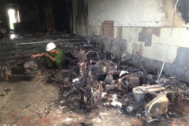 Cháy nhà nghỉ, 13 người bị thương