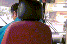 Tài xế xe buýt ở TPHCM vừa lái xe, vừa xem điện thoại