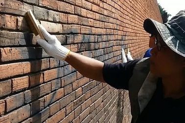 Du khách say xỉn sơn vẽ lên tường thành cổ đối diện án tù 10 năm