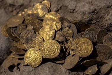 Vô tình đào được kho báu hơn 400 đồng tiền vàng từ 1.100 năm trước