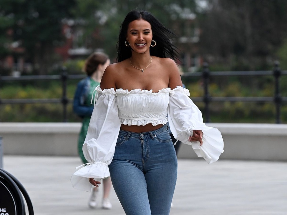 MC Maya Jama mặc áo đôn ngực lên truyền hình - 5 MC Maya Jama mặc áo đôn ngực lên truyền hình - 5