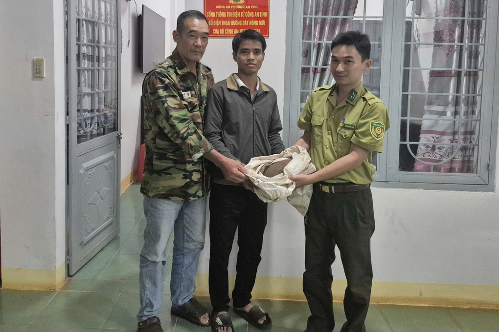 Thấy tê tê quý hiếm đi ngang đường, trưởng thôn bắt giao nộp công an - 1