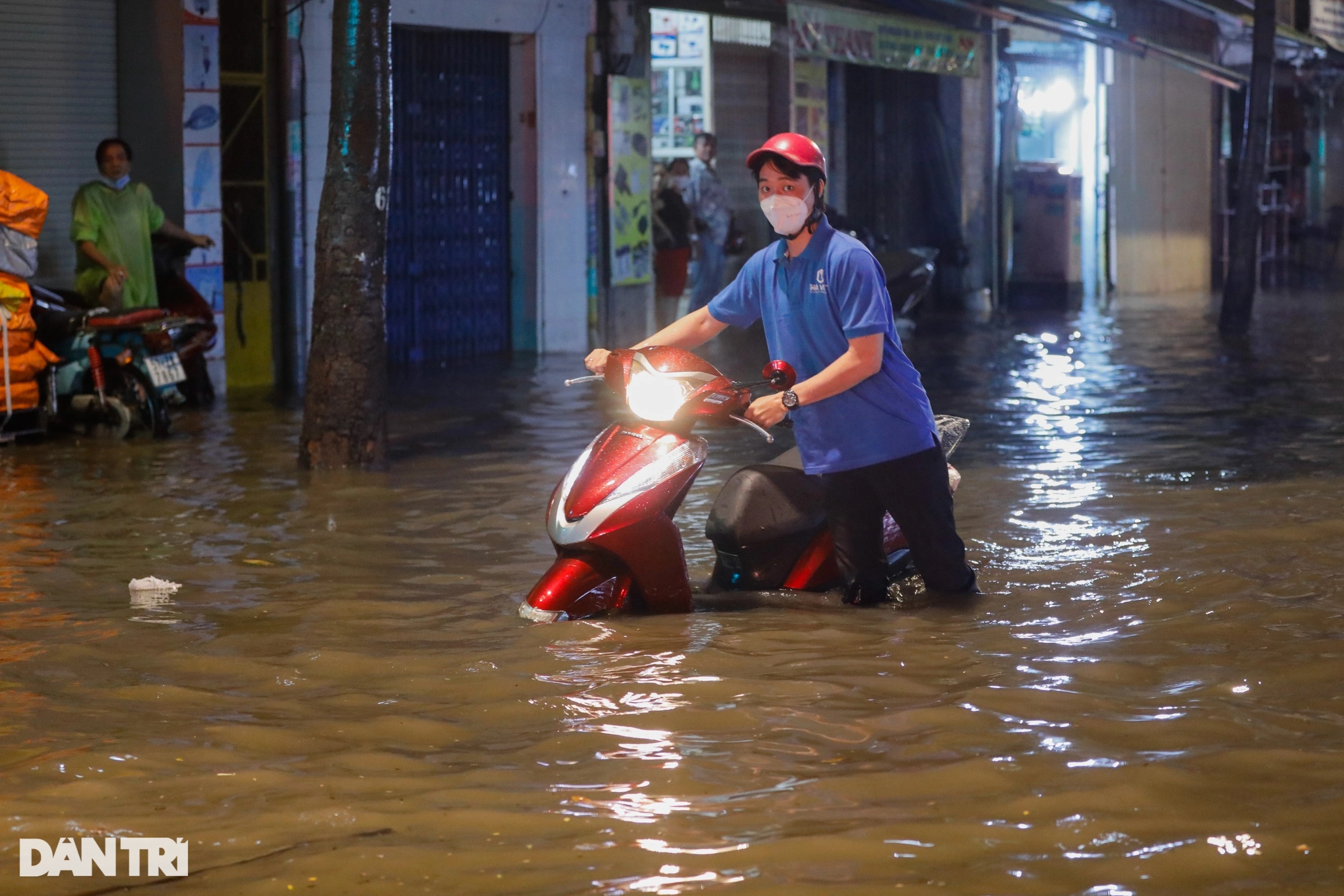 Trung tâm TPHCM ngập sâu do mưa lớn và triều cường, nhiều xe sang chết máy - 15 Trung tâm TPHCM ngập sâu do mưa lớn và triều cường, nhiều xe sang chết máy - 15