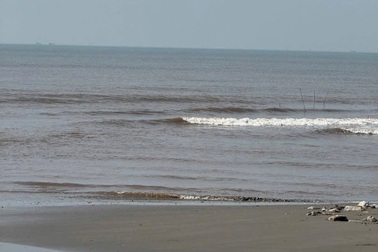 Theo bố ra biển đánh cá, 2 anh em tử vong do đuối nước