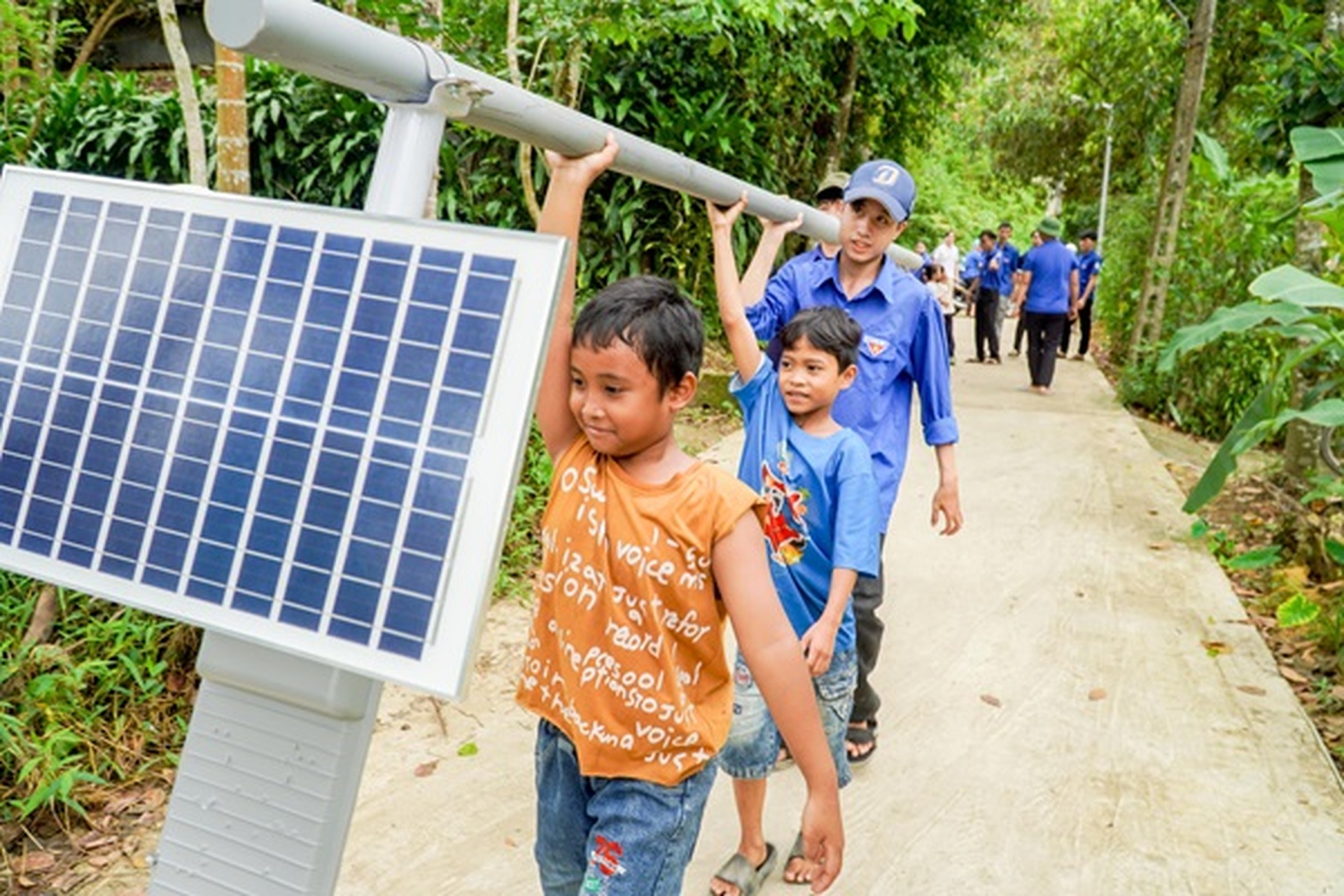 Hành trình “Ánh sáng xanh” thắp sáng nhiều nẻo đường Việt Nam - 4 Hành trình “Ánh sáng xanh” thắp sáng nhiều nẻo đường Việt Nam - 4