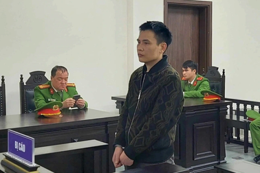 Người đàn ông lái ô tô đi vào đường cấm, tông công an gãy xương đùi