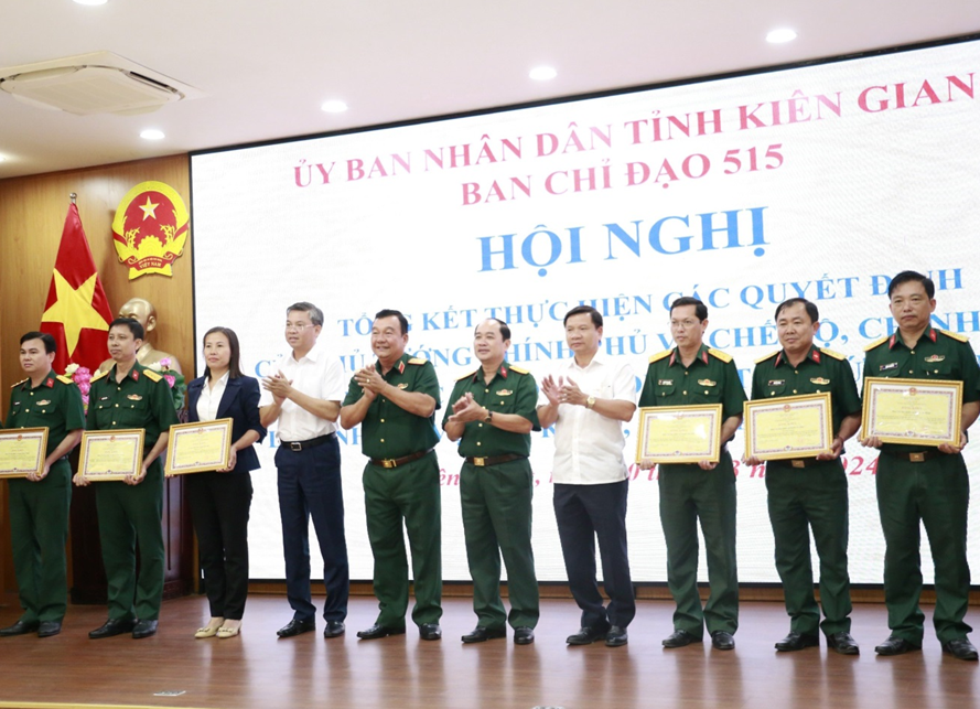 Trao bằng khen của tỉnh cho các tập trể và cá nhân có thành tích xuất sắc trong công tác qui tập hài cốt Liệt sĩ.png Trao bằng khen của tỉnh cho các tập trể và cá nhân có thành tích xuất sắc trong công tác qui tập hài cốt Liệt sĩ.png