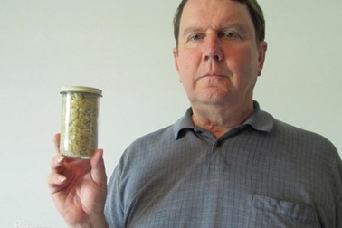 Kỳ quặc người đàn ông tích trữ móng tay, chân suốt 36 năm