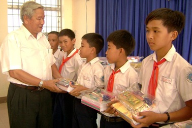Phú Yên: Hàng trăm suất học bổng “Tiếp sức đến trường” cho HS nghèo hiếu học