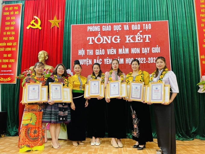 co Bich Dao dung thu 2 tu trai sang