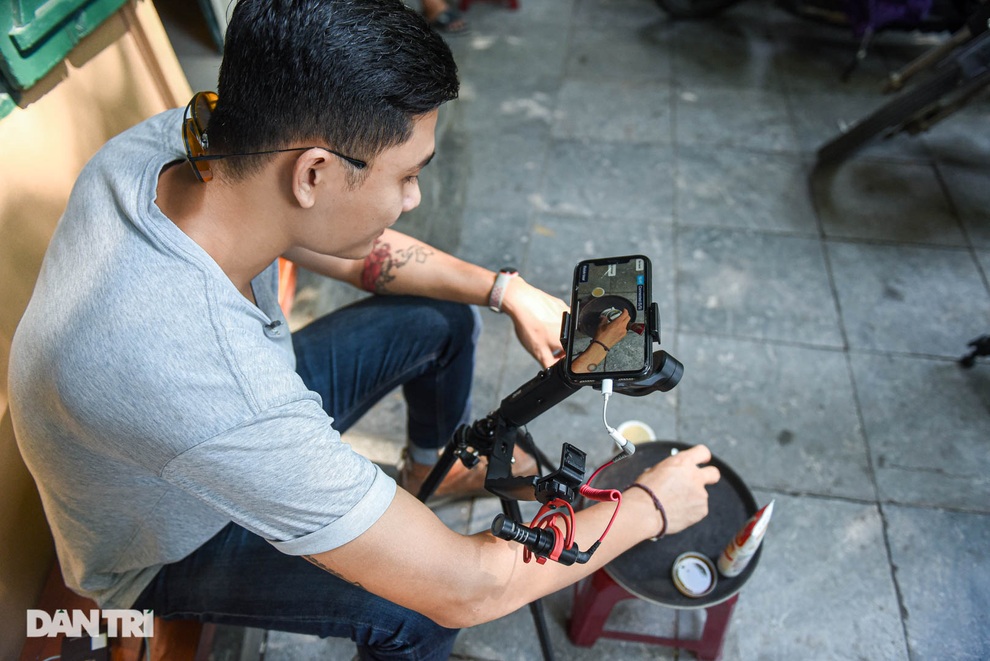 Theo chân chàng trai đưa khách quốc tế khám phá Hà Nội qua... smartphone - 9