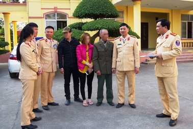 Cảnh sát giao thông giải cứu cô gái có ý định nhảy cầu