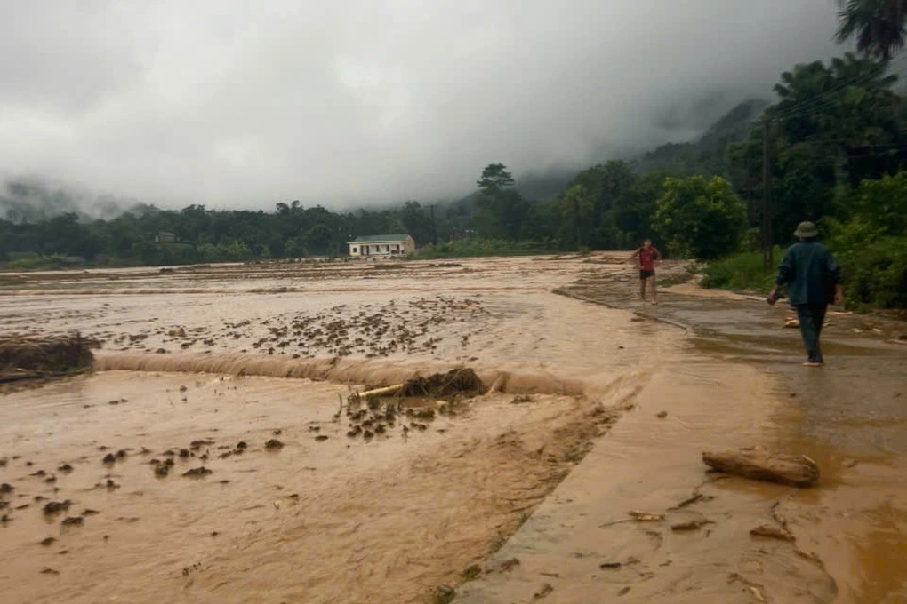 Sạt lở đất nghiêm trọng ở Hà Giang, 10 người bị thương, một người mất tích - 3