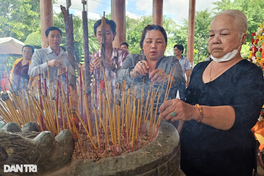 Người dân "lặn lội" hơn 100km về đền thờ viếng Bác ngày Tết độc lập 2/9