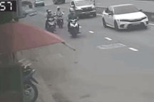 Xe tải bất ngờ lao vào dải phân cách rồi lật nghiêng, suýt đè bẹp xe máy