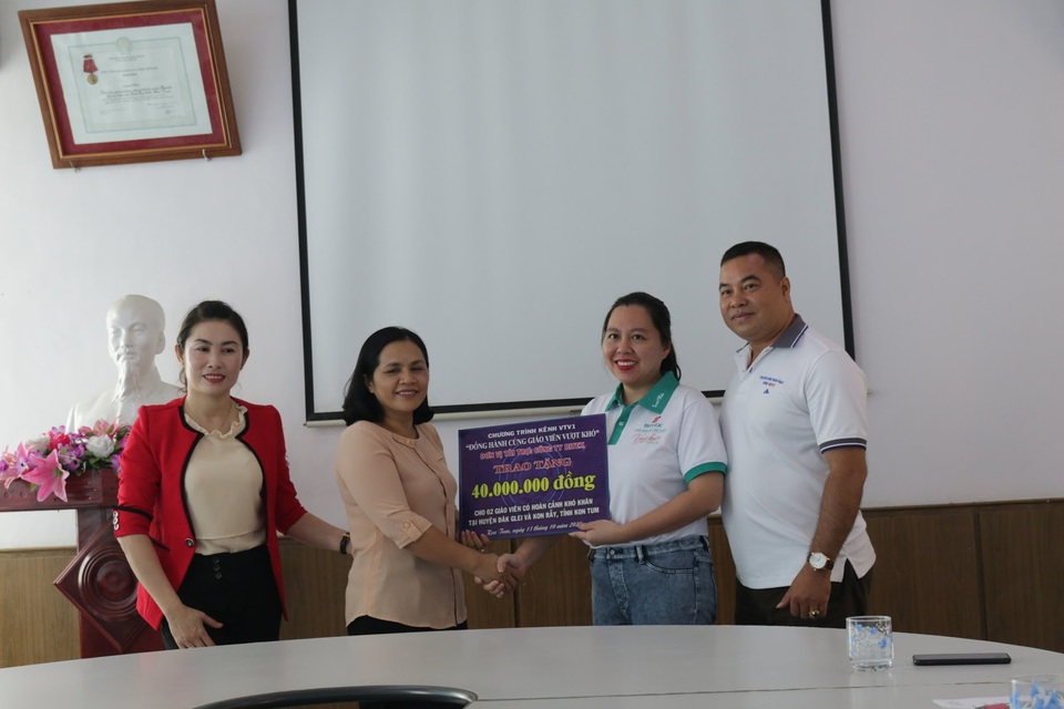 Những câu chuyện vượt nghịch cảnh vì tình yêu học trò - 3 Những câu chuyện vượt nghịch cảnh vì tình yêu học trò - 3