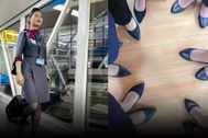 Nữ tiếp viên hàng không "rớt nước mắt" khi bị quản chặt cân nặng, quần áo