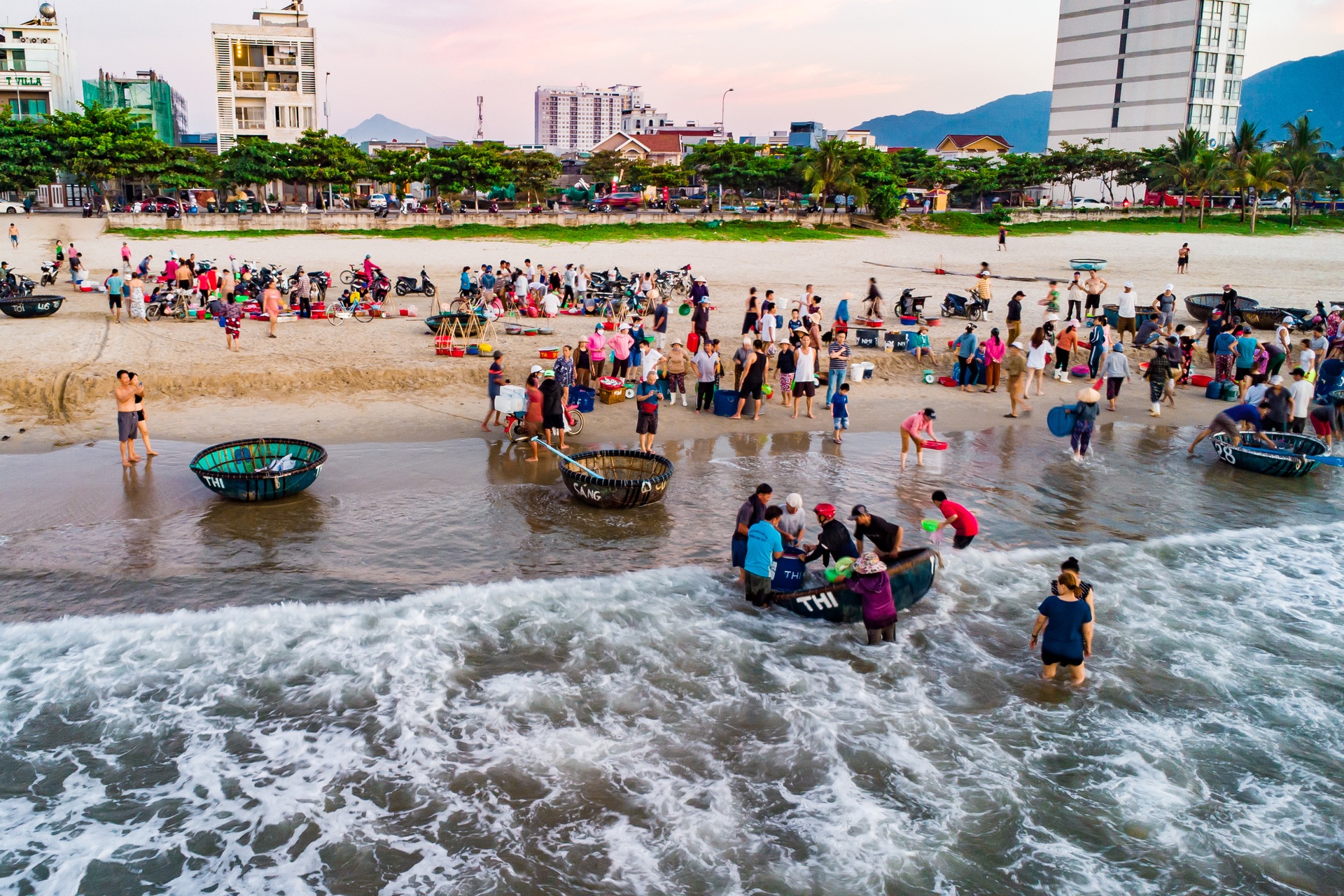 Explore Man Thai beach - Da Nang at dawn - 1