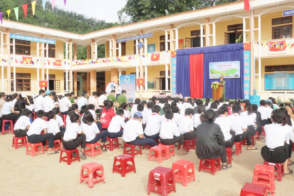 Μελέτη 2 συνεδριών/ημέρα στις παραμεθόριες κοινότητες της μεγαλύτερης πόλης της χώρας - 1 Học 2 buổi/ngày tại các xã biên giới của thành phố rộng nhất nước - 1