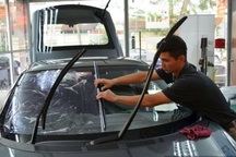 Lệnh cách ly xã hội gây khó cho nghề dán kính ô tô ở Malaysia