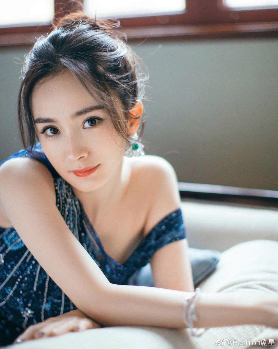 Đàm Tùng Vận gây khó hiểu khi thò tay tìm túi váy trên thảm đỏ - 11 Đàm Tùng Vận gây khó hiểu khi thò tay tìm túi váy trên thảm đỏ - 11