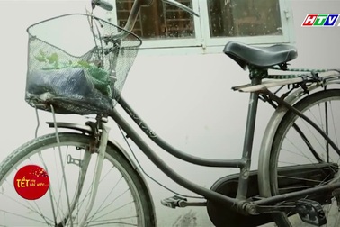 Bà lão bán vé số 80 tuổi ngày ngày hái thuốc làm cứu người