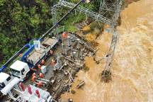 Nước lũ cô lập hàng chục hộ dân, nhà máy thủy điện bị xói lở mạnh