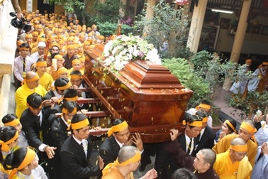 Hàng ngàn người tiễn đưa Hòa thượng Thích Thanh Tứ về quê nhà