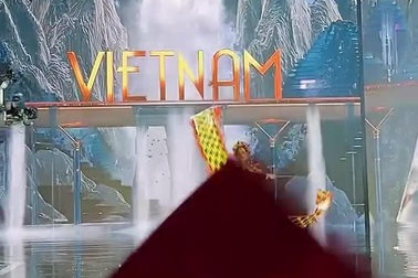 Lê Hoàng Phương trình diễn trang phục dân tộc tại Hoa hậu Hòa bình 2023