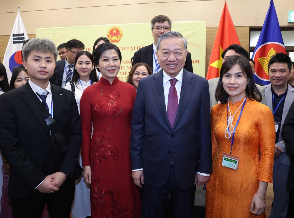 Tổng Bí thư Tô Lâm gặp gỡ nhân viên Đại sứ quán và người Việt Nam tại Hàn Quốc - 1 Tổng Bí thư Tô Lâm gặp gỡ nhân viên Đại sứ quán và người Việt Nam tại Hàn Quốc - 1