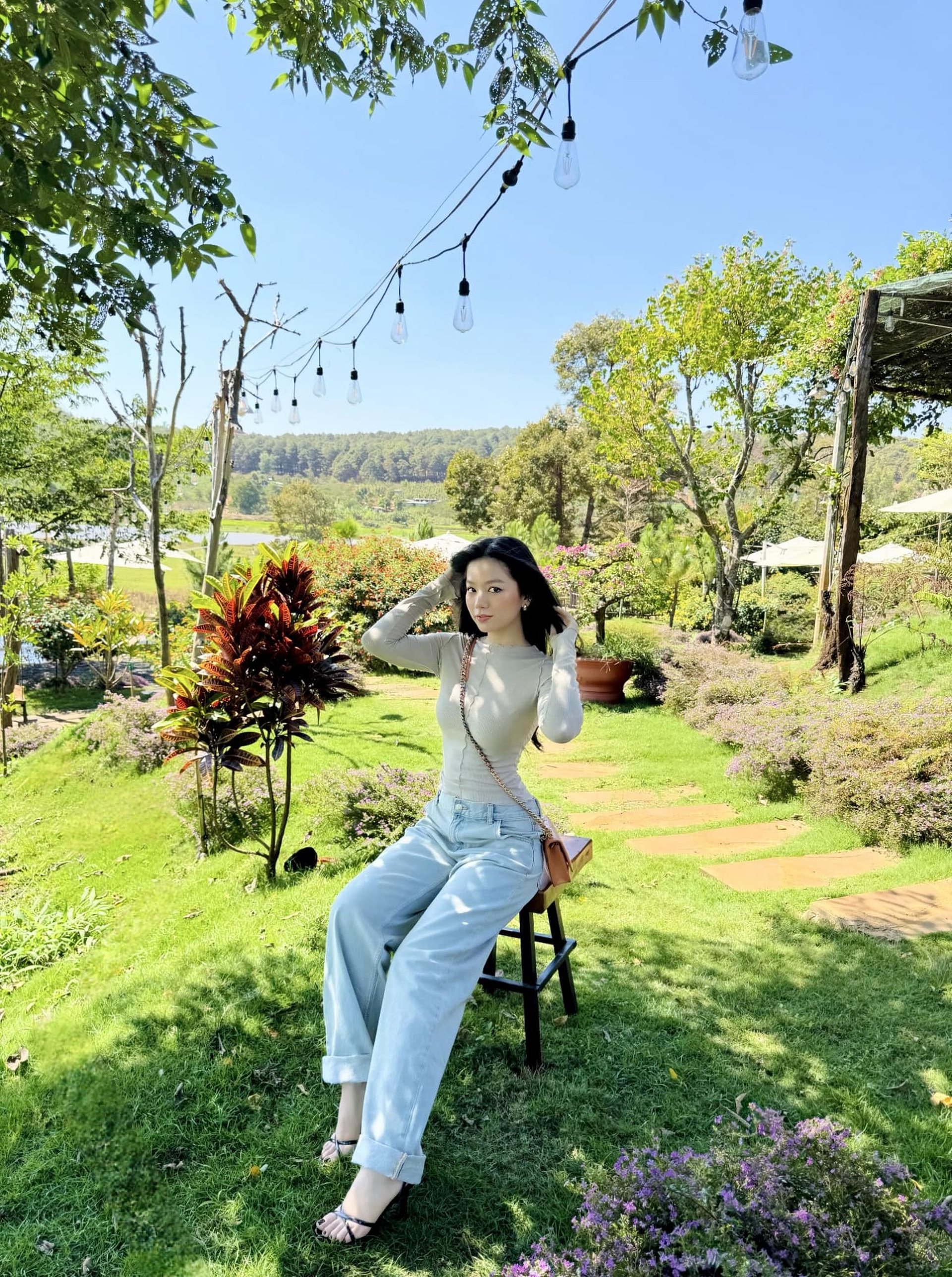 Bóng hồng duy nhất phim Mưa đỏ: Từng thi hoa hậu, đời thường gợi cảm - 9 Bóng hồng duy nhất phim Mưa đỏ: Từng thi hoa hậu, đời thường gợi cảm - 9