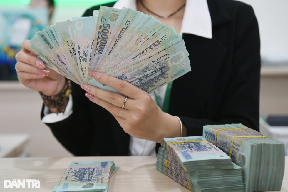 Vì sao tiền gửi vào ngân hàng vẫn lập kỷ lục dù lãi suất thấp?