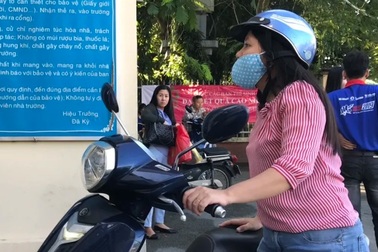 Nháo nhác vì một người phụ nữ đòi vào trường thi... gửi xe