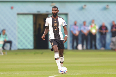 Nhận cái kết đắng vì coi thường sao Nhật Bản, Rudiger bị chỉ trích thậm tệ