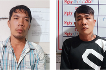 Tạm giữ 2 thanh niên mang súng đi chơi đêm