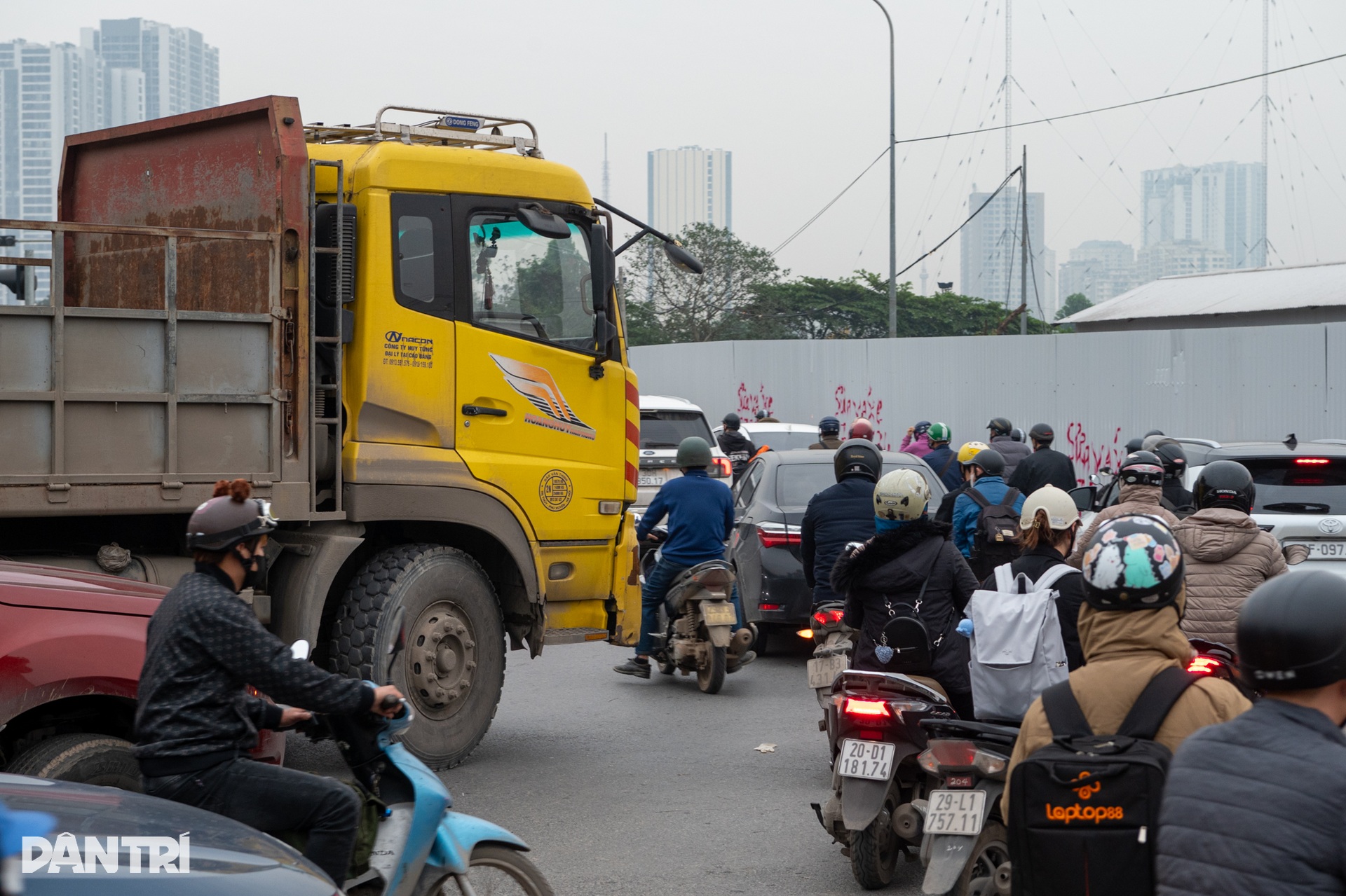 Đường gom đầu đại lộ Thăng Long: Giao thông tê liệt trong buổi sáng - 10 Đường gom đầu đại lộ Thăng Long: Giao thông tê liệt trong buổi sáng - 10