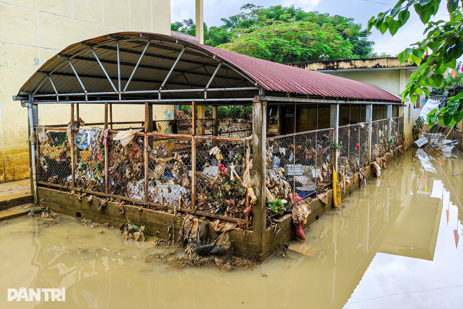 Ô tô chết la liệt, bùn và rác phủ kín khắp nơi sau lũ - 13 Ô tô chết la liệt, bùn và rác phủ kín khắp nơi sau lũ - 13