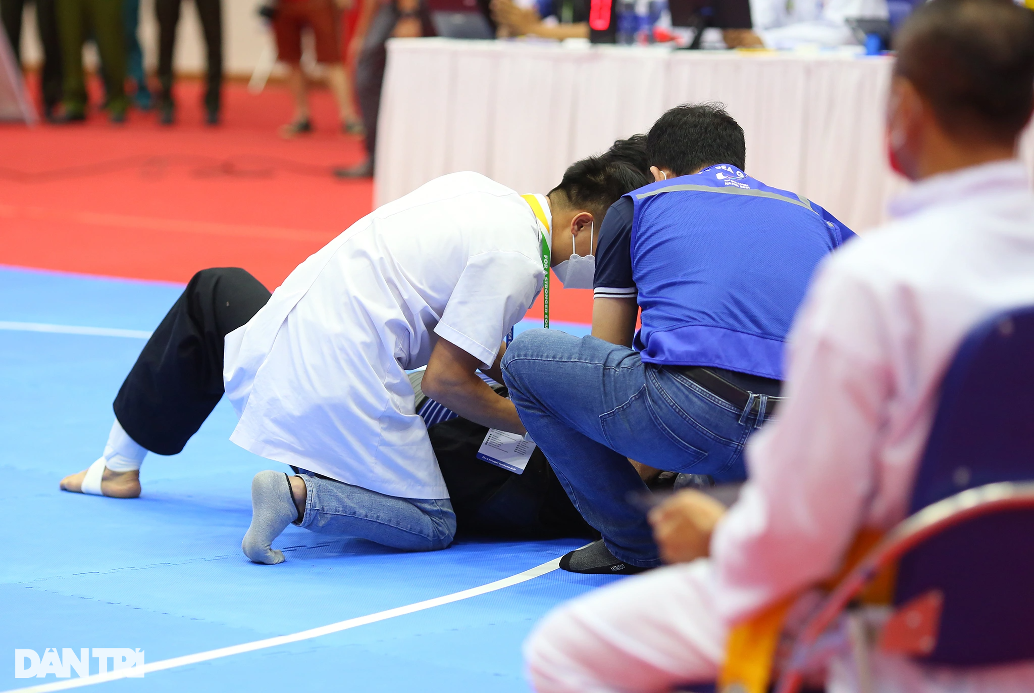 Nhiều VĐV chấn thương, nằm cáng rời sân trong ngày cuối thi Pencak Silat - 3 Nhiều VĐV chấn thương, nằm cáng rời sân trong ngày cuối thi Pencak Silat - 3