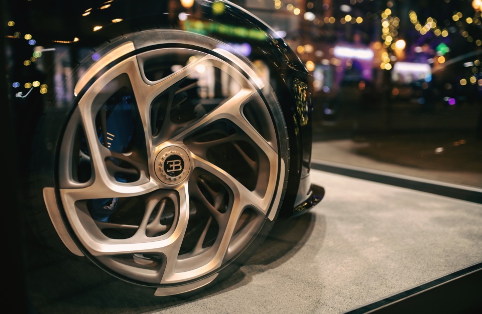 Xe Bugatti hơn 13 triệu USD trở thành đồ trang trí Noel đắt nhất thế giới - 5 Xe Bugatti hơn 13 triệu USD trở thành đồ trang trí Noel đắt nhất thế giới - 5